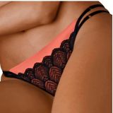 LASCANA String Belinda aus schöner Satinware kombiniert mit Spitze
