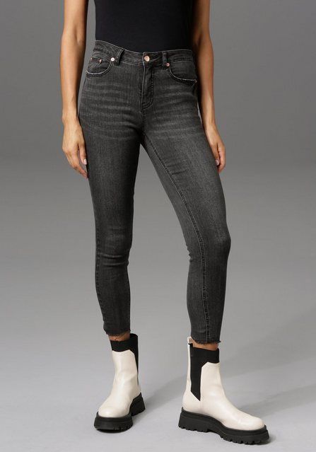 Aniston CASUAL Skinny-fit-Jeans regular waist - mit ausgefransten Beinabschluss