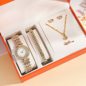 ibettertec Schmuckset Quarzuhr Geschenk Damen Armbanduhr Armband Halskette Ohrring (Elegant Analog Quarz Uhr mit Digital Zifferblatt und Elastisch Legierung Armband .Frauen Mädchen Strass Quarzuhr für Weihnachten Bracelet Jewelry Set.Damengeschenke, Weihnachten, Valentinstag, Hochzeitstag, Muttertag, Lehrertag, 5-tlg., Geburtstage usw Es kann als Schmuckdisplay,Brautschmuckzubehör), Kunstfotos usw.verwendet werden.Hochwertige Geschenkbox