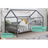 Ticaa Hausbett Kay mit Rausfallschutz aus Kiefer, Kinderbett 140x200, inkl. Dach, mit Rollrost, mit Matratze