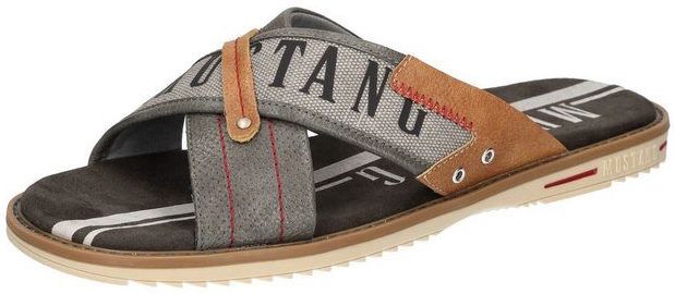 Mustang Shoes Pantolette, Sommerschuh, Schlappen, Poolslides, mit auffälligem Logoschriftzug