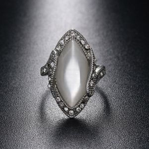 Vintage zilveren vergulde witte grote ovale opaal ring voor vrouwen  Ringmaat: 8