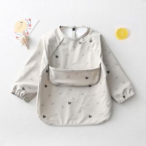 Baby zachte PU-slabbetje met lange mouwen  waterdicht  wasbaar  gemakkelijk schoon te maken  kiel met zak  maat: S (grijze letters)