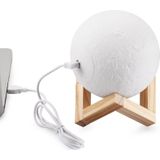Aangepaste gepatcht 3-Color 3D print maan lamp USB opladen energiebesparend LED nachtlampje met houten houder Base  diameter: 8cm