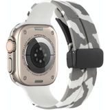 Magnetische sluiting camouflage siliconen horlogeband voor Apple Watch Ultra 49 mm (camouflage wit)