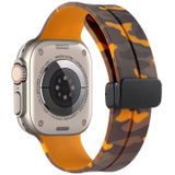 Magnetische sluiting Camouflage siliconen horlogeband voor Apple Watch Ultra 49 mm (camouflage geel)