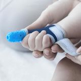 ZT001 Baby Siliconen Molaire Vinger Ledikanten Kinderen Anti-Bite Hand Ademende Duimbedjes Bijtende Moeder en Baby Producten (Blauw Transparant)