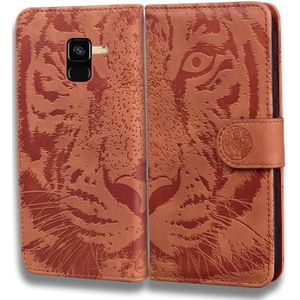 Voor Samsung Galaxy A8 (2018) Tiger Embossing Pattern Horizontale Flip Lederen Case met Holder & Card Slots & Wallet(Bruin)