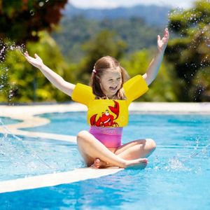 Kinderen spelen water zwemmen versnelling cartoon drijfvermogen vest