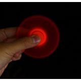 Fidget Spinner Speeltje tegen stress en angst met Fluorescerende Verlichting voor kinderen en volwassenen  4 Minuten Rotatie Tijd  Hybride Keramische Lager + POM materiaal (rood)