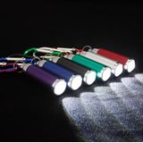 Mini LED variabele Focus Flashlight Zaklamp  met Karabijnhaak Sleutelhanger gesp (willekeurige kleur levering)