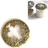 Ingebouwde wrought ijzer polythermale anti-opknoping Muur Scented Candle Zink Legering Smart Cover (Golden Snowflake)