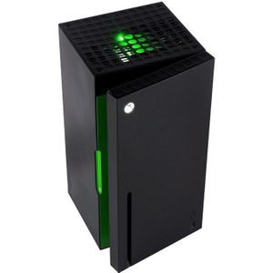 Dit is de Xbox Series X Replica Mini thermo-elektrische koeler gemaakt door Ukonic! De gestroomlijnde matzwarte toren biedt plaats aan maximaal 12 blikjes van je favoriete drank en met twee deurvakken weet je zeker dat je favoriete snacks op peil zijn. Met LED's en oppervlaktekenmerken die zijn ontworpen om eruit te zien als de Xbox Series X zullen je vrienden versteld staan! Voed uw dromen - inclusief voedingskabels en een USB-poort om uw apparaten op te laden. Dit product is een door een ventilator aangedreven thermo-elektrische koelbox en geen traditionele koelkast. Dit product is niet ontworpen voor continu gebruik en moet ten minste om de dag worden uitgeschakeld om condensatie en bevriezing te voorkomen. Het product koelt af tot 20 graden onder de omgevingstemperatuur. Het gebruik van de Xbox Mini-koelkast Thermo-elektrische koeler in vochtige of koude ruimtes verhoogt de kans op condensatie en bevriezing. Als u deze instructies volgt zorgt u ervoor dat uw Xbox Mini-koelkast thermo-elektrische koeler lange tijd goed werkt