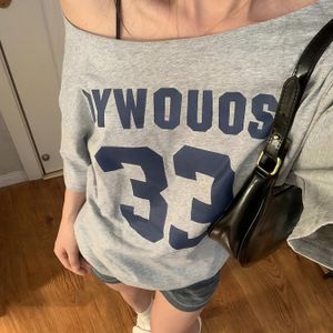 TEMU Elegante Strick-T-Shirt für Damen mit Buchstabenaufdruck, asymmetrischem Ausschnitt, lockerer Passform, kurzen Ärmeln, 90 % Polyester und 10 % Elasthan, trägerloses Oberteil für Frühling/Sommer