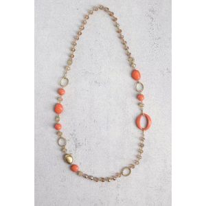 Lange gouden ketting met roze kralen