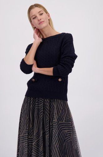 Blauwe pull met gouden knopen