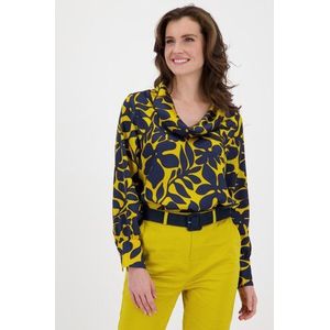 Gele blouse met donkerblauwe bloemenprint