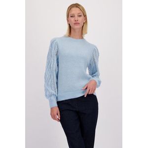 Lichtblauwe trui met opengewerkt breiwerk