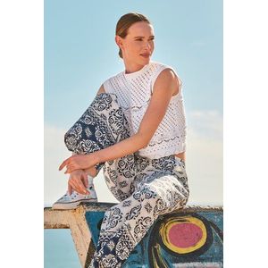 Wit gehaakt truitje zonder mouwen