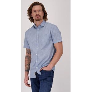 Lichtblauw hemd met korte mouwen en wit motief