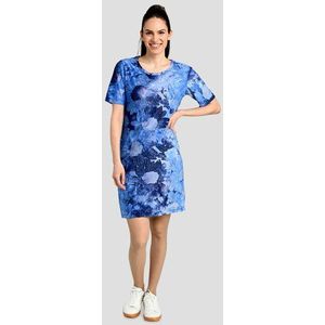 Blauw kleedje met opliggend bloemenpatroon