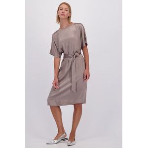 Taupe kleedje in glansstof