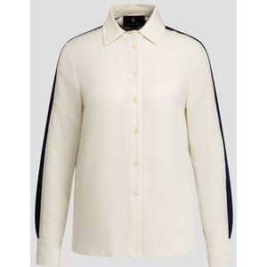Ecru satin look blouse met blauw mouwaccent
