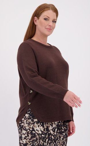 Bruine trui met knopen
