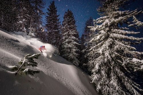 Papermoon Fototapete »Photo-Art TRISTAN SHU, NACHTSCHNEE SKI MIT ADRIEN COIRIER«