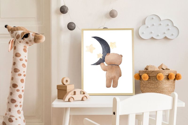 queence Bild mit Rahmen »Bär mit Halbmond«, Bär-Bären-Bilder vom Sternenhimmel-Stern-Sterne-Teddy-Tiere, (1 St.), HD Premium Posterdruck mit Echtholzrahmen