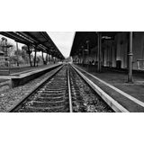 Papermoon Fototapete »Bahnsteig Schwarz & Weiß«