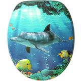 Sanilo Badaccessoire-Set »Delphin Korallen«, (Komplett-Set, 3 tlg.), bestehend aus WC-Sitz, Badteppich und Waschbeckenstöpsel