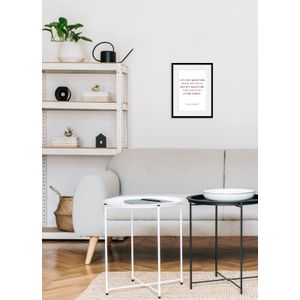 queence Bild »Dianna Vreeland«, Schriftzug-Schriftzüge-Sprüche & Texte-Schwarz-Weiß, (1 St.), HD Premium Poster-Druck inkl. Holzrahmen