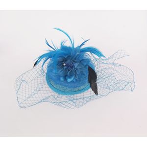 Turquoise fascinator met tule sluier