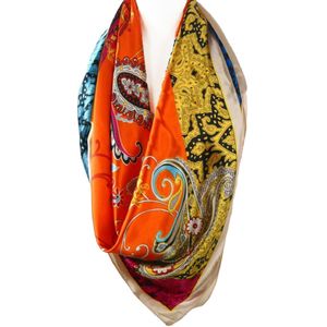 Oranje silktouch sjaal met meerkleurige vlakken en paisleyprint
