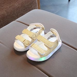 Kinderen LED Light Up zachte zool ademende strandschoenen  maat: 28