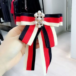 Vrouwen College stijl Stripe lint Bow tie Diamond Pearl Bow-knoop broche kleding accessoires (rood blauw wit)