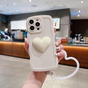 Voor iPhone 13 Pro 3D Heart Skin-Feel siliconen telefoonhoes met polsband