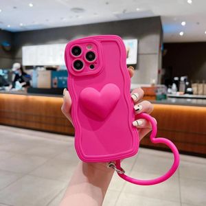 Voor iPhone 13 mini 3D Heart Skin-Feel siliconen telefoonhoes met polsband (roze rood)