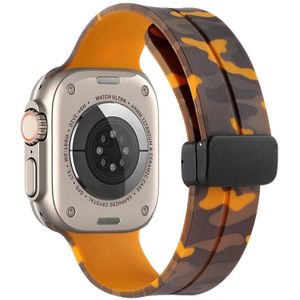 Magnetische sluiting Camouflage siliconen horlogeband voor Apple Watch Ultra 49 mm (camouflage geel)