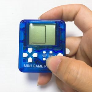 4 stks Handheld Mini Game Console Toy Classic Brick Game Console met sleutelhanger (willekeurige kleur)