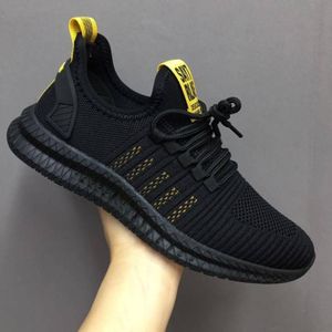 Mannen casual sportschoenen ademend mesh outdoor hardloopschoenen  maat: 43 (zwart + geel)