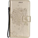 Voor Samsung Galaxy S21 Fe Tree & Cat Pattern Pressed Printing Horizontale Flip PU Lederen Case met Houder & Card Slots & Wallet & Lanyard (Gold)