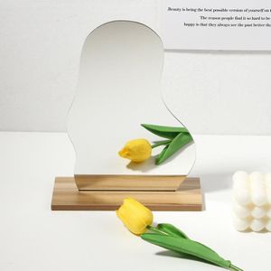 Onregelmatige acrylspiegel met houten voet Fotorekwisieten