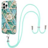 Voor iPhone 15 Pro Max Galvaniseren Splicing Marmer Bloemenpatroon TPU Schokbestendig Hoesje met Lanyard (Blauwe Bloem)