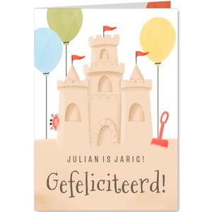 Verjaardagskaart zandkasteel krab ballonnen schep