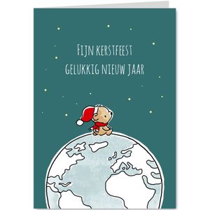 Kerstkaart met beertje met kerstmuts op wereldbol