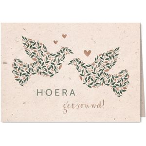 Felicitatiekaart 'hoera getrouwd' duiven met kraftlook
