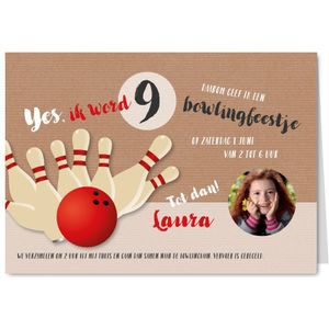 Kinderfeestje bowlingbal en vallende kegels