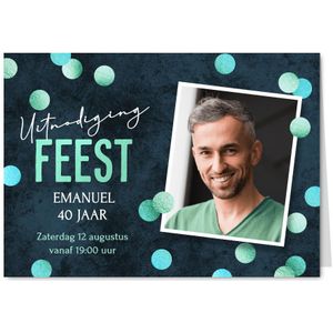 Verjaardag uitnodiging foto man confetti
